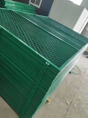 湖北武汉钢板网护栏 坚固耐用的安全防护设备